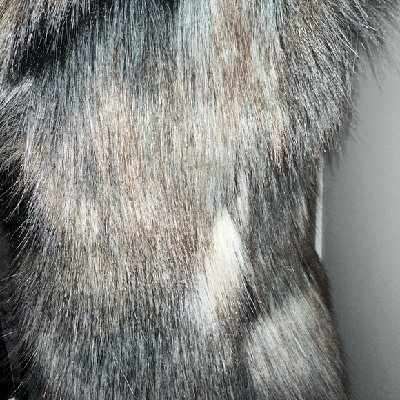 ✨NWT WHITE HOUSE BLACK MARKET black white brown patchwork faux fur vest Size XS - Picture 5 of 11